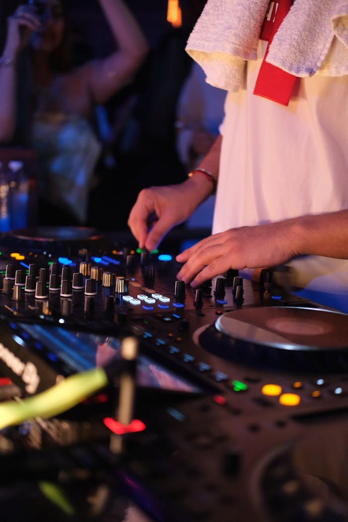 gallery-3 DJ sets the vibe in a vibrant İstanbul nightclub, capturing the nightlife energy.